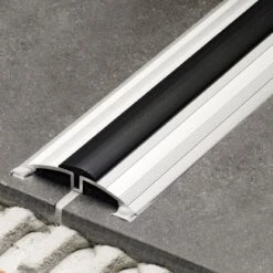 Schlüter-SHOWERPROFILE WSK Trägerprofil Für Schwallschutz 9 Schlüter-SHOWERPROFILE WSK Trägerprofil Für Schwallschutz -Baustoffe Geschäft ss prod showerprofilewsk wsc 001 r 1